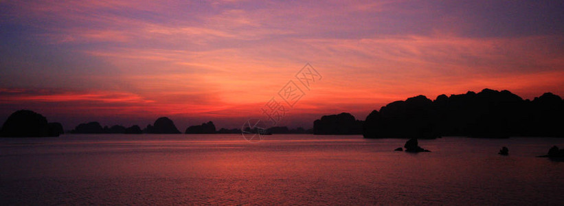 越南东北部的下龙湾以其翡翠色的海水和数千个被热带雨林覆盖的高耸石灰岩岛屿而闻名图片
