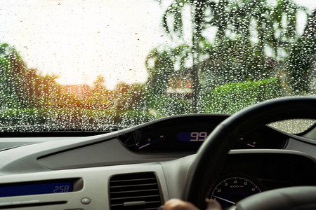 视力差雨天雨滴落在汽车玻璃上图片