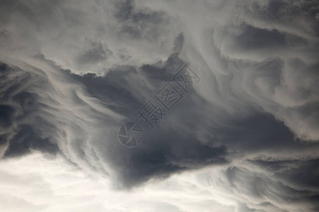 剧烈的乌云密布灰色的雨云背景图片