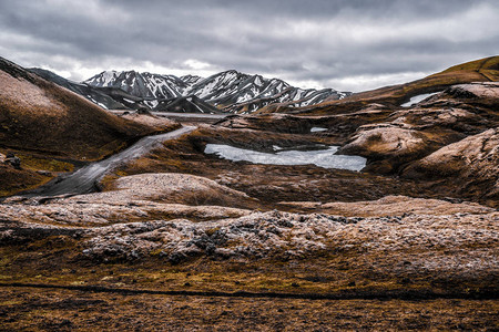 Landmannalaugar在冰岛北欧洲高地的超现实自然风光景观美丽多彩的雪山地形以夏季徒步探险和户图片