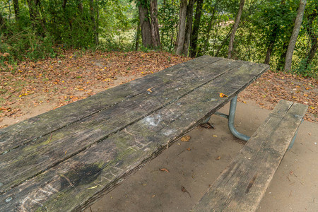 公园里一个古老的野餐桌天气风湿脏乱图片