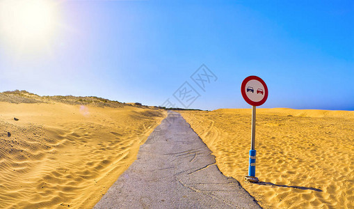 沥青路经过干旱的沙丘地段图片