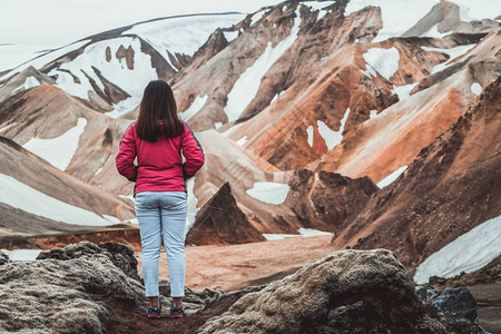 旅行者在冰岛北欧洲高地的Landmannalaugar超现实自然景观中远足美丽多彩的地形以夏季徒步探险和户图片