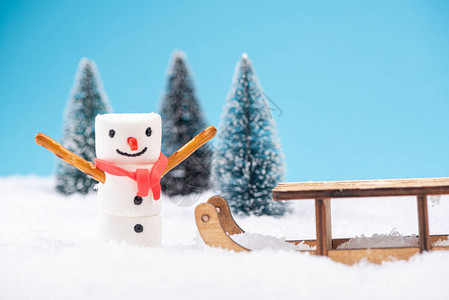 棉花糖有趣的雪人在雪中玩耍圣诞快图片