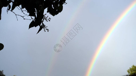 彩虹在斯德哥尔摩郊外我邻居的雨后喷出图片