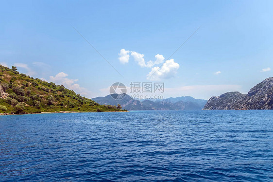 夏季风景令人惊叹的海湾沿海风景岩石绿岛图片