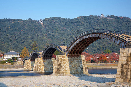 日本山口县岩国市秋季山上的锦河和岩国城历史悠久的木图片