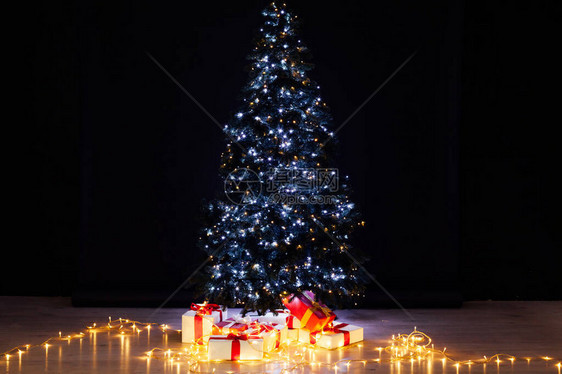 新年冬季明信片圣诞树礼物新图片