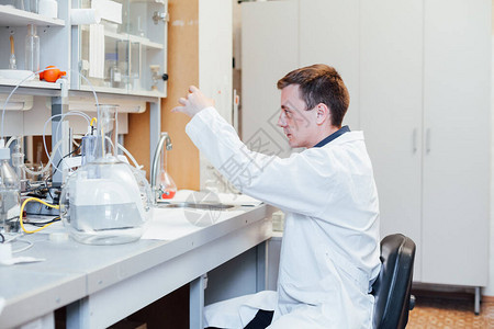 男科学家在实验室用液体图片