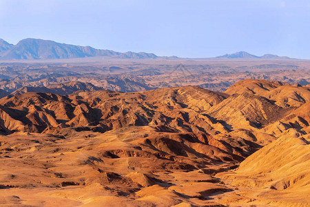 日出光照亮黄月山谷非洲沙漠景图片