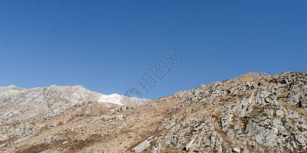 与蓝天的山风景复制山脉地平线上方的空间在峰谷和悬崖的范围内地球的天然地板全景画布背景设计元素印图片