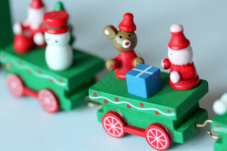 骑在白色背景上的绿色节日木制火车选择地关注鼠标或大鼠圣诞和玩具图片