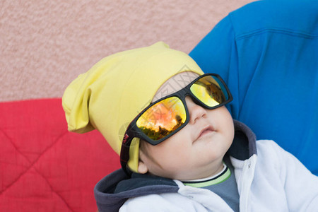 太阳镜里的孩子能保护眼睛免受太阳的照射躺在图片