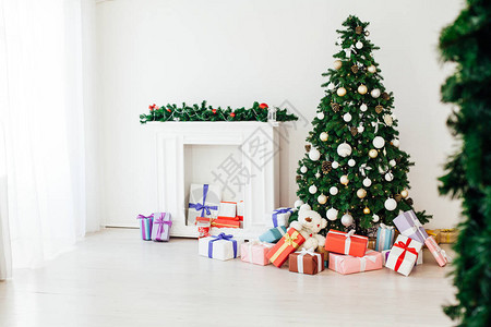 新年圣诞礼物白色房子的圣诞图片