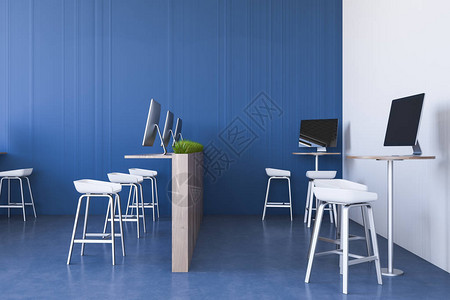 内装有蓝色和白色墙壁蓝地板和配凳子的木制电脑桌的现代开放空图片
