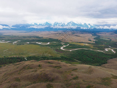 俄罗斯阿尔泰山区北楚海脊背景的Kurai草原和Chuy图片