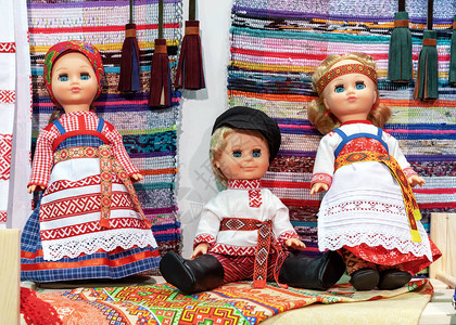 穿着俄罗斯民族服装的儿童娃图片