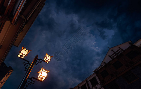 湖南省武陵源黄昏后街上灯火通明的灯柱图片