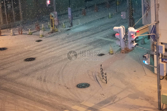 在日本Chitose市冬季夜间大雪倒塌图片