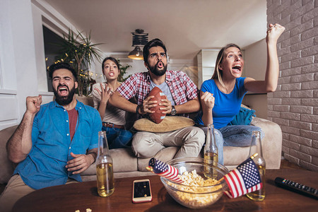 一群观看橄榄球比赛胜利的体育迷图片