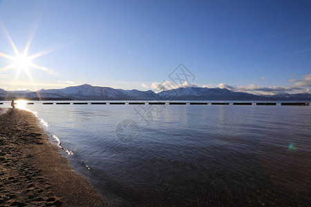 风景优美从山峦起伏的海岸俯瞰太浩湖图片