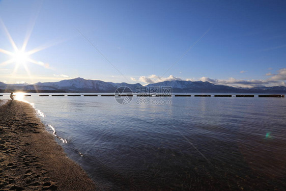 风景优美从山峦起伏的海岸俯瞰太浩湖图片