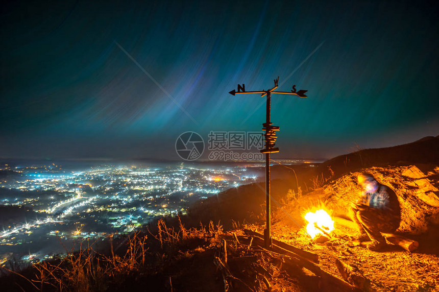 喀尔巴阡山脉星空夜城背景下的篝火图片