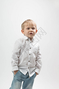 浅色背景上穿着白衬衫的时尚魅力男孩的肖像说明了一些事情关于商务人士选角采访儿童模特图片