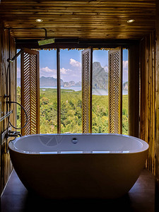 在泰国潘加湾的海洋外望着豪华浴室在亚洲图片