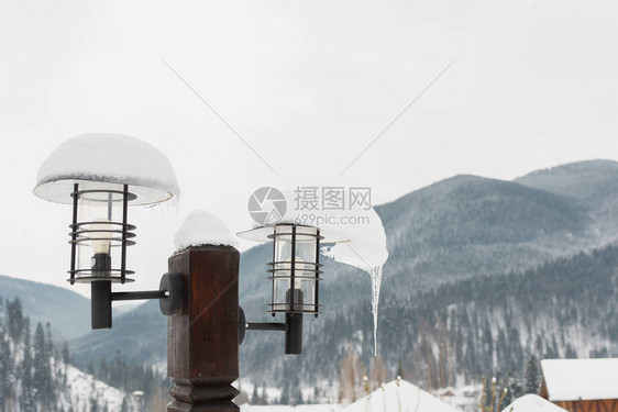 冬季山区的木屋自然图片