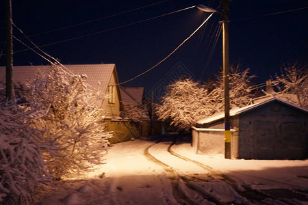 白雪皑的冬季城市在夜晚图片