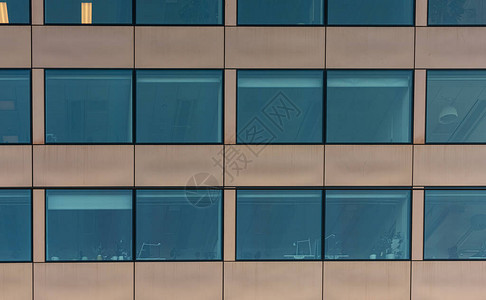 办公室大楼的玻璃图片