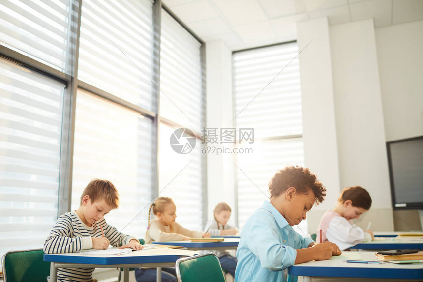 年轻学生上课高清图片下载-正版图片507491306-摄图网