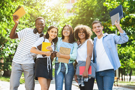 学生社区一群大学生朋友在户外合影留念图片