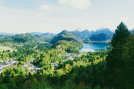 欧洲阿尔卑斯山的美丽自然春季高山湖泊和村庄的景观旅游图片