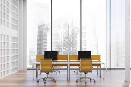 全景开放空间办公室内部有白色墙壁木地板白色电脑桌和亮黄色椅子城市景观模糊的窗口咨询公司理念图片