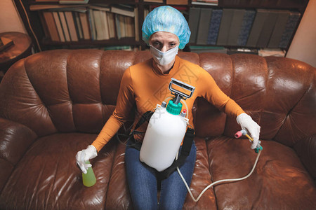 有防护抗面具化学净化喷雾器瓶的妇女图片