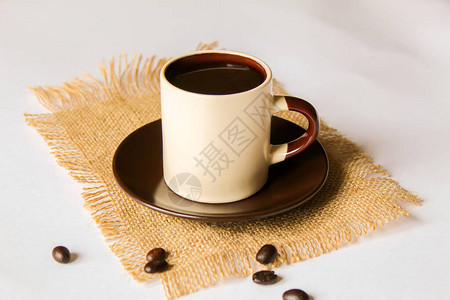 土咖啡木勺子上的咖啡豆图片