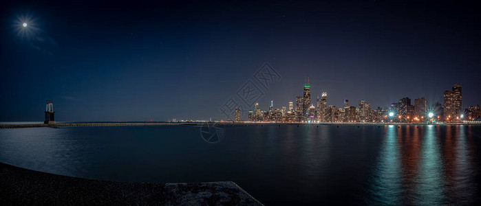 从北大道海滩的弯曲码头拍摄芝加哥天际线和城市的美丽全景图片