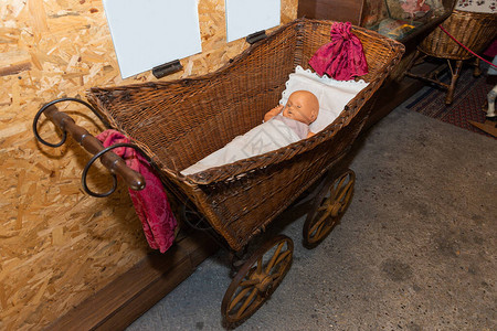旧婴儿摇篮的特写视图房间里有婴儿玩具的传统摇篮车图片
