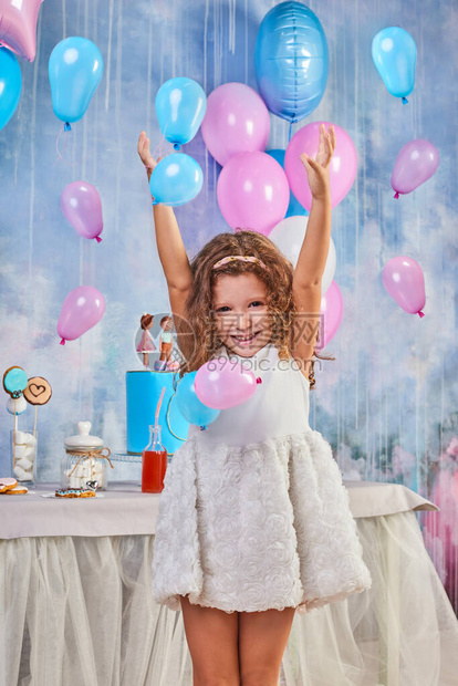 装饰房间里的儿童有趣的生日派对快乐的小女孩庆祝国际儿童节有趣的图片