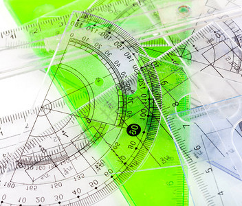 大量的方格尺子量角器各种不同的塑料透明学校用品放在桌子上顶视图抽象背景纹理数学几何背景图片