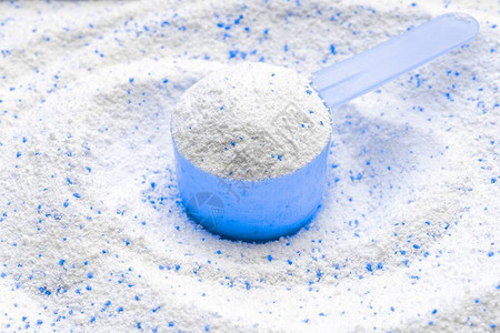 清洁产品带勺的肥皂白色质地洗衣机杯中的液体粉末洗涤剂洗衣服背景生态图片