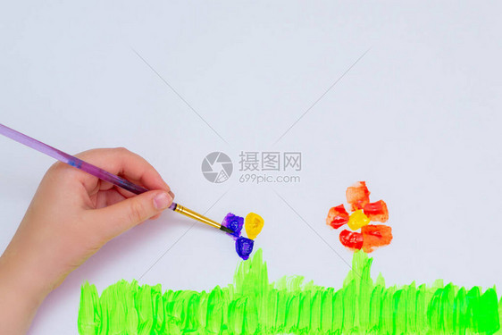 孩子的手在白纸上画花顶视图图片