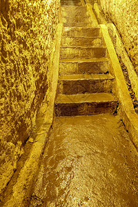 通往洞穴的楼梯通往岩石的手工雕刻隧道中的楼梯通往印度尼西亚巴厘岛的地下石阶印度尼西亚巴厘岛果阿吉里坎普汉瀑布的图片