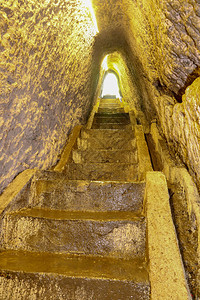 通往洞穴的楼梯通往岩石的手工雕刻隧道中的楼梯通往印度尼西亚巴厘岛的地下石阶印度尼西亚巴厘岛果阿吉里坎普汉瀑布的图片