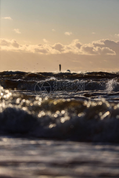 灯塔附近海浪的深夜景象照片来自欧图片