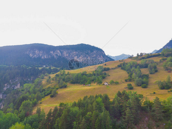 在瑞士阿尔卑斯山的一条曲轨上穿过一座石桥图片