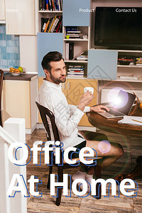 以笔记本电脑和在客厅家用插图办公室拿杯子作为英俊男子穿着衬衫和内裤图片