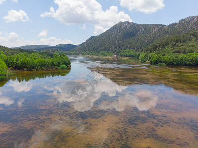 Kakar山一座横跨黑海岸和湖泊的图片